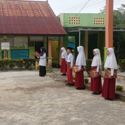 Guru Kelas VI MIS Karama, Menjadi Pembina Upacara