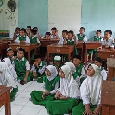 Siswa MIN 2 Gowa Ikut Sosialisasi Dampak Smartphone