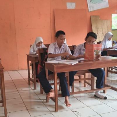 Siswa MTs Al Haerat Kelas VII Belajar PKn dengan Penuh Semangat