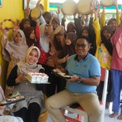 Rayakan Milad Kelahiran, Pendidik MIN 2 Bone dikelilingi Malaikat Kecil