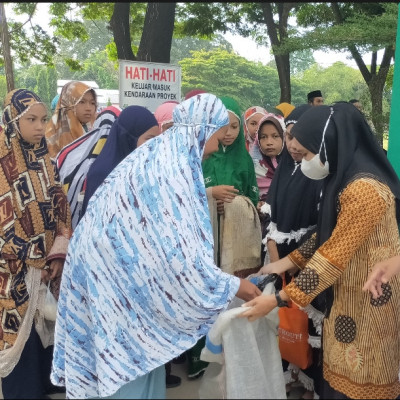 Usai Sholat, Peserdik MTsN 1 Bulukumba Lakukan Ini Depan Gerbang