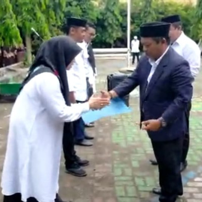 Kepala MTsN 1 Bulukumba Berikan Apresiasi dan Penghargaan di Upacara HGN