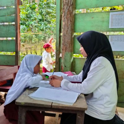 MI As'adiyah Kindang Ajarkan Literasi ke Peserta Didik Kelas 3