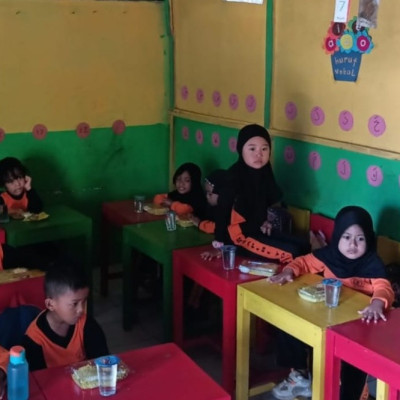 Cukupi Kebutuhan Gizi Anak, RA Sapiri Beri Makanan Tambahan