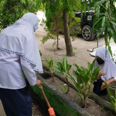 Kegiatan Bersih-Bersih Peserdik MTsN 1 Bulukumba Sebelum Masuk Ruang Ujian