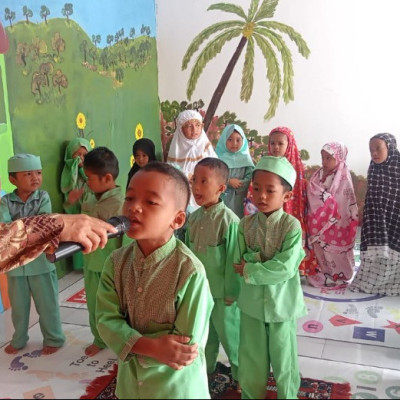 RA Husein Al Ghozali Laksanakan Praktek Sholat Dhuha Berjamaah