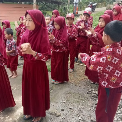 Peserta Didik MI As'adiyah Kindang lakukan Aktifitas Fisik 30 Menit Setiap Hari