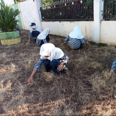 Cintai Lingkungan, MTs Bacari Laksanakan Aksi Bersih Madrasah