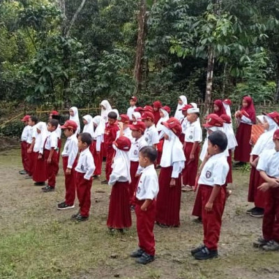 Kamad MI As'adiyah Kindang Suntik Motivasi Siswa Sebelum Masuk Kelas