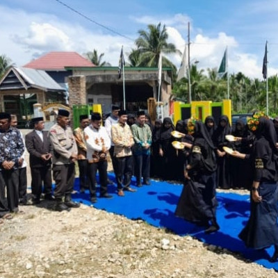 Sambut Kepala Kankemenag Bulukumba, MTs Tanah Towa Kajang Tampilkan Tari Paduppa