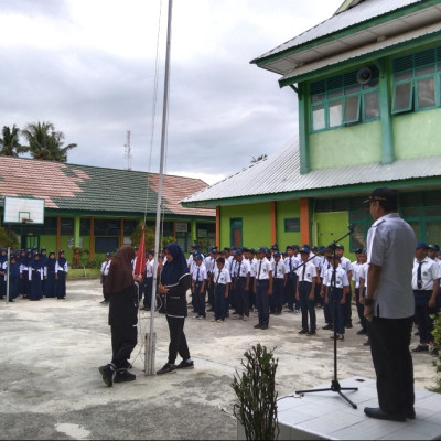 Menanamkan Nilai Kebangsaan dan Pendidikan Karakter Lewat Upacara Bendera MTsN 2 Bone