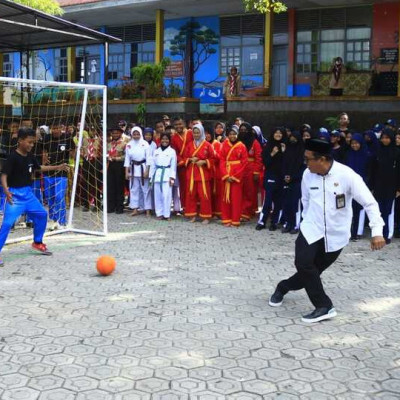 Tendangan Bola Kasubbag TU Tandai Pembukaan Porseni di MTsN Kota Parepare