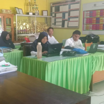 Guru MTs Bontonyeleng Input Nilai Aplikasi RDM