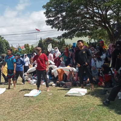 Terpontang Panting, Kamad MIS As'adiyah Kindang Penuh Semangat Ikuti Lomba Lari Karung