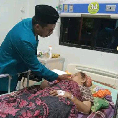 Berjiwa Sosial, Kamad MTs As’adiyah Galung Beru Jenguk Warga Yang Terbaring Sakit