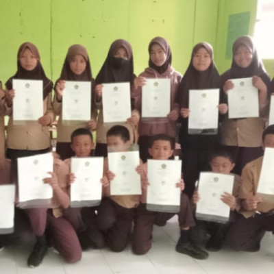 Wali Kelas Bagikan Rapor Siswa MTs Bontonyeleng