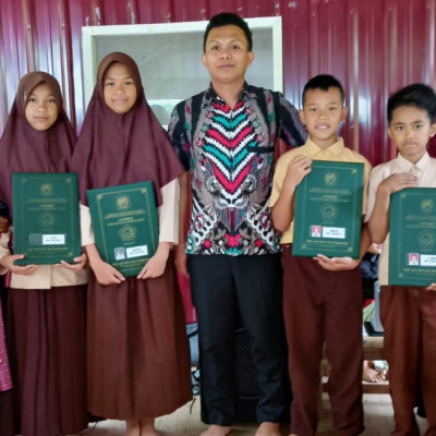 Usai Penerimaan Raport Siswa Kelas 6 MIS As'adiyah Kindang Melakukan Foto Bersama