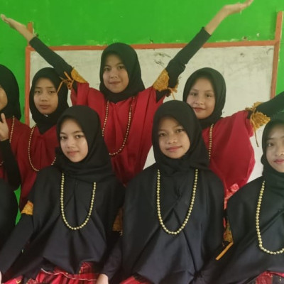 Lomba Tari Kreasi Hari Kedua Porseni Antar Kelas MTs Pabbambaeng