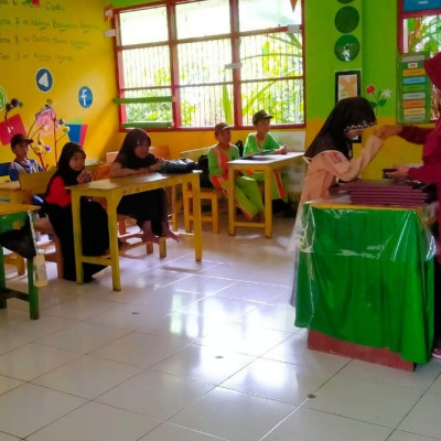 Wali Kelas 4  MIS Padi Serahkan Rapor Peserta Didik