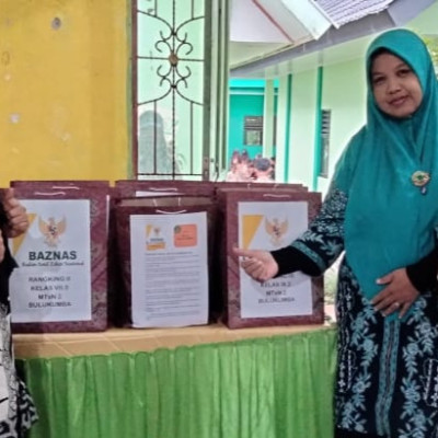 UPZ MTsN 2 Bulukumba Bagi Bagi Hadiah Pada Pembagian Rapor Siswa