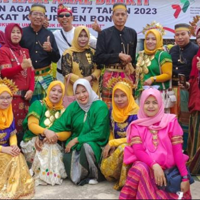 Parade Pakaian Adat Nusantara Ala Warga MTsN 2 Bone di Momen Upacara HAB