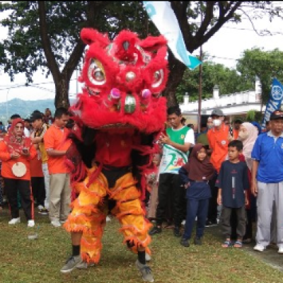 Curi Perhatian Warga dan Peserta Jalan Sehat HAB Ke 77 Kemenag Bulukumba Hadirkan Aktraksi Barongsai