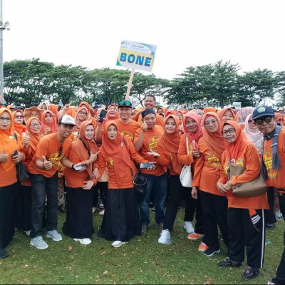 Keluarga Besar MTsN 1 Bone Meriahkan Gerak Jalan Moderasi HAB ke 77