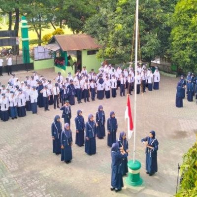 MTsN 1 Bulukumba Gelar Upacara Bendera dengan Libatkan OSIM Sebagai Pelaksana