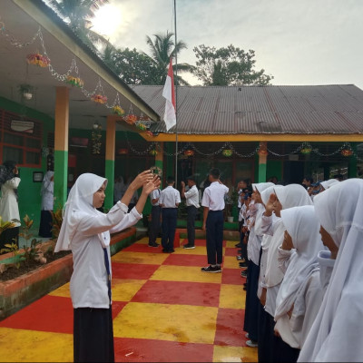 Pelaksanaan Upacara Bendera Di MTsS Sampeang Meningkatkan Kedisplinan