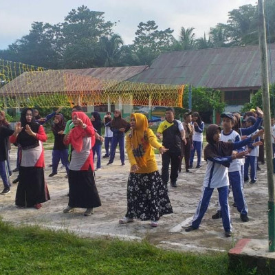 Jum’at Sehat, Guru dan Siswa MTsN 5 Bulukumba Senam Pagi Bersama