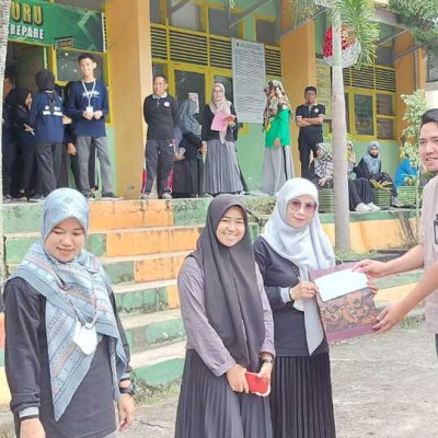 Siswa Kelas XII MIA-2 MAN 2 Kota Parepare Sapu Bersih Kriteria Lomba Kebersihan