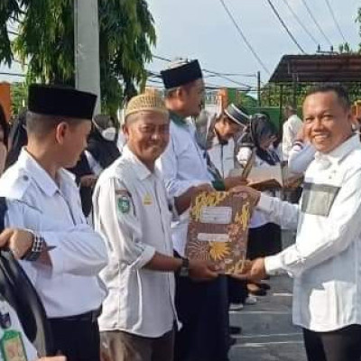 Syukur Bercampur Bahagia, 5 Guru Pontren Al Badar Terima SK Kenaikan Pangkat