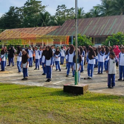 Jaga Kesehatan Serta Kebersihan Lingkungan, MTsN 5 Bulukumba Gelar Senam Pagi dan Jumat Bersih