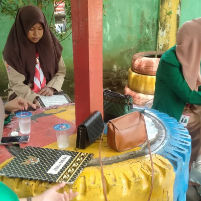 Mahasiswa KKLP STAI Al-Gazali Melatih Siswa Sebagai pelaksana Upacara di MTs Guppi Mattirowalie