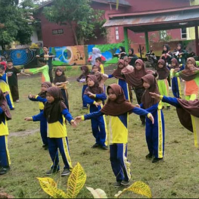 Siswa MIS Padi Giat Jumat Bersama Mahasiswa KKLP PGMI Al Gazali Bulukumba