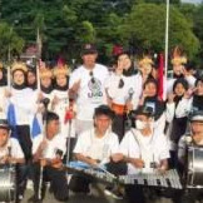 Drumband Swara MTsN 4 Sinjai Tampil Apik Dalam Jalan Santai Universitas Islam Ahmad Dahlan