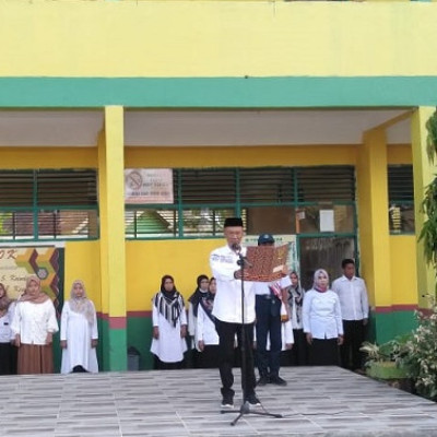 Kamad MIN 1 Bone Bahas Pasal 29 UUD 1945 Dalam Upacara Bendera