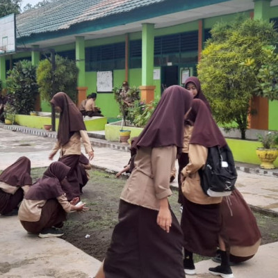 Kerja Bakti dalam Giat Jumat Bersih MTsN 2 Bone