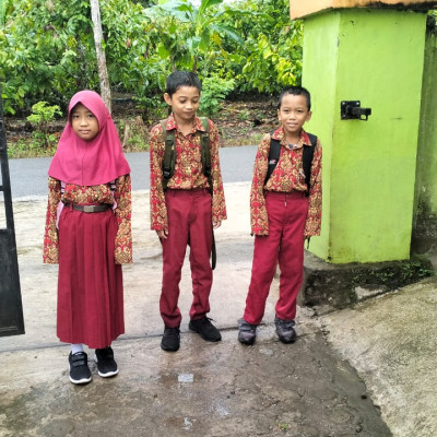 Hujan Deras Tak Halangi Siswa-Siswi MIS Karama Datang di Madrasah