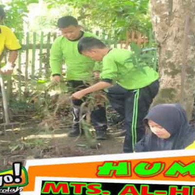 Manfaatkan Lahan, Siswa MTs Alhuda Mannaungi Membuat Kebun Madrasah