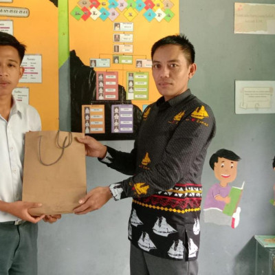 Guru MAS Darul Qalam Bulukumba Beri Reward Siswa Nilai Tertinggi AMBK