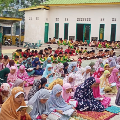 Tanamkan Tradisi Religi, Warga MIN 7 Bone Rutin Yasinan 