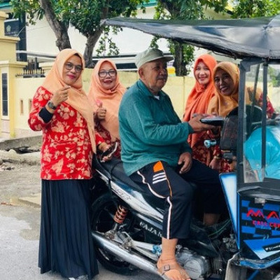 Aksi Dharma Wanita Persatuan Kemenag Bulukumba Turun Ke Jalan Berbagi Takjil di Bulan Ramadhan