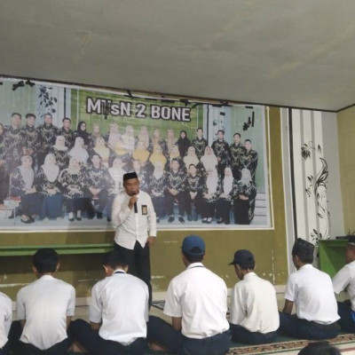 Momen Pemberian Kultum Kepala MTsN 2 Bone Usai Salat Duha