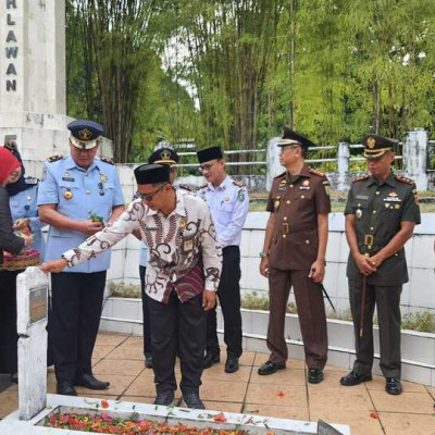 Peringati Hari Bhakti Pemasyarakatan ke-59, Kasubbag TU Kemenag Parepare Ziarah dan Tabur Bunga di TMP