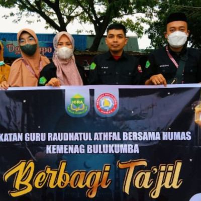 Tebar Keberkahan, IGRA Bulukumba Gandeng Forkomas Berbagi Takjil On The Road di Bulan Ramadhan