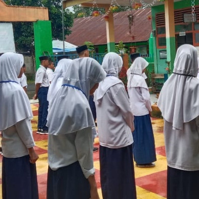 Asesmen Madrasah Hari Pertama, Siswa MTsS Sampeang Laksanakan Apel Pagi