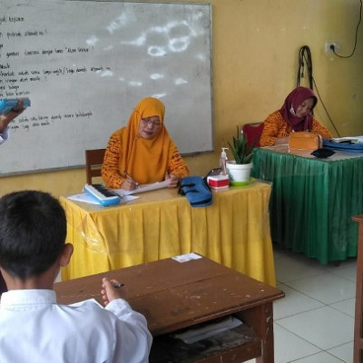 Peserta Didik MIN 1 Bone Tuntaskan Asesmen Madrasah Dengan Memainkan Pianika