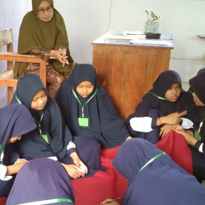 MTs Darul Istiqamah Bulukumba Tumbuhkan Sikap Terampil dan Kreatif Siswa Kelas IX dalam Ujian Praktek Menyulam