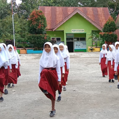 Bina Pengembangan Diri, Siswa MIN 2 Bulukumba Melatih Gerak Jalan Untuk Meningkatkan Kesehatan dan Kedisiplinan